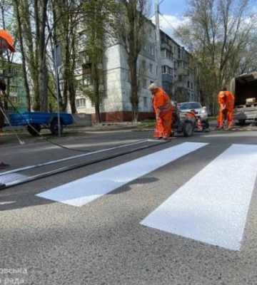 Розмітка, знаки та «лежачі поліцейські». У Дніпрі почали оновлювати засоби заспокоєння руху