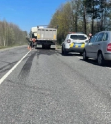 На Рівненщині зіштовхнулися дві вантажівки: постраждав один із водіїв
