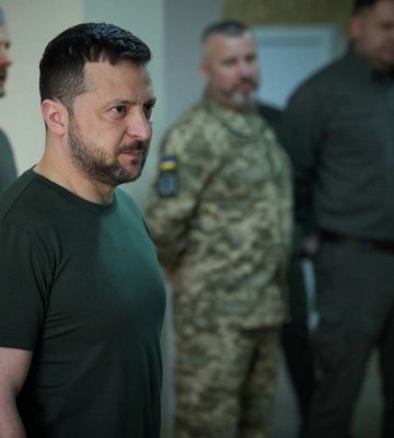 Зеленский на Харьковщине совещался с военными и вручил награды (видео)