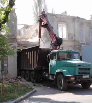 В Одесі продовжують демонтаж будинку, що постраждав від ворожої агресії, - ВІДЕО