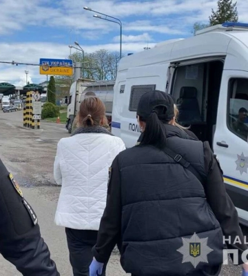 Намагалася продати сина за 600 грн та втекла за кордон: запорізькі поліцейські екстрадували зловмисницю
