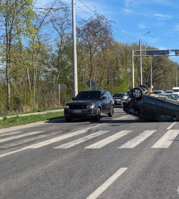 Неподалік Городка автомобіль «Dacia» перекинувся на дах: у салоні були діти