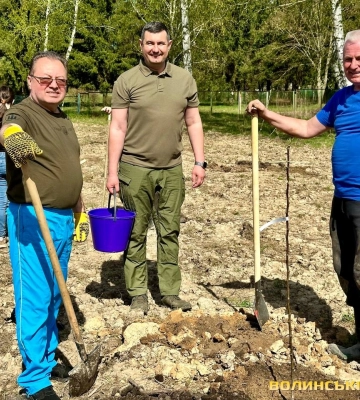 До роботи залучили депутатів: для дітей заклали яблуневий сад біля Луцька. Фото
