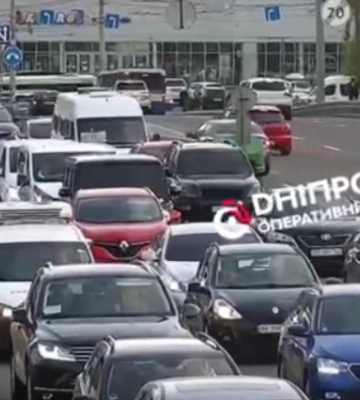 Затор на мосту у Дніпрі: ускладнено рух автомобілей, затримуються тролейбуси