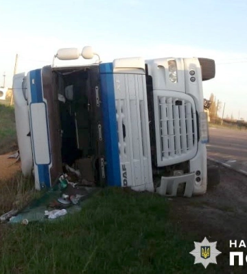 У Полтавському районі перекинулася вантажівка з зерном, за кермом якої був п’яний водій