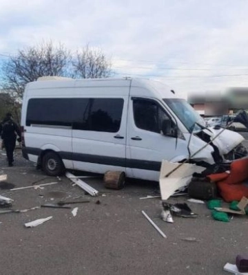 Вблизи Луцка маршрутка въехала в блокпост: пострадавших доставили в больницу