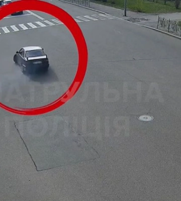 В Киеве наказали водителя, который подрифтовал и совершил ДТП: видео