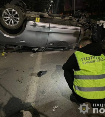 Врізався в дерево і перекинувся на дах: в Ужгороді чоловік влаштував смертельні перегони (ФОТО)