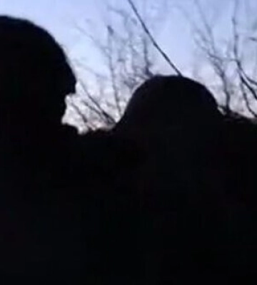 Український воїн конвоює двох полонених окупантів поблизу Часового Яру: &quot;Уй#бки! Повезло вам!&quot;. ВIДЕО