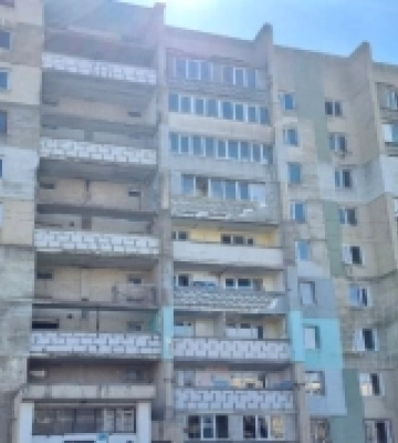 Триває відбудова зруйнованого російською ракетою житлового будинку у Сергіївці