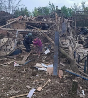 Майже добу тривають пошуки жінки з дитиною під завалами у Костянтинівці на Донеччині, - поліція