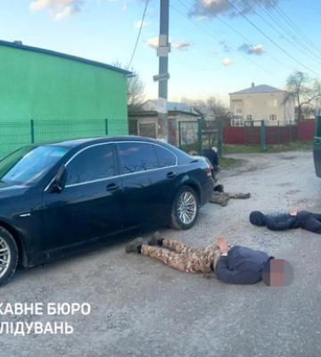 На Львівщині ДБР затримало шахраїв, які двічі нажилися на заможних ухилянтах