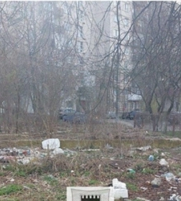 У Луцьку муніципали змусили комунальників прибрати стихійне сміттєзвалище 