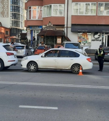 У Франківську через недотримання дистанції зіштовхнулися дві автівки. Фото
