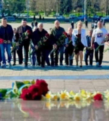 В Одесі поклали квіти до обеліску «Крила Перемоги» та пам&#039;ятника Невідомому матросу