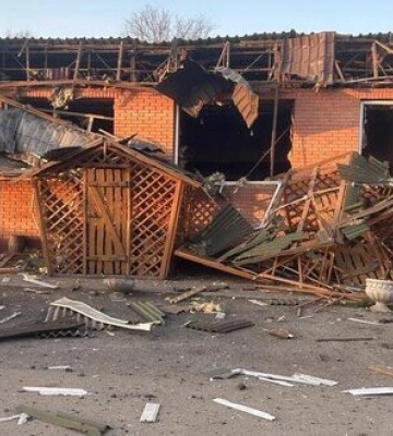 Рашисти вдарили по Харківщині, горить магазин та аптека, під завалами можуть бути люди