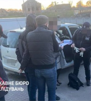 На Львівщині правоохоронці викрили шахраїв, які обкрадали чоловіків, пропонуючи незаконний перетин кордону