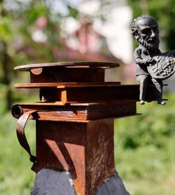 В Ужгороді встановили мініскульптуру на честь Сергія Параджанова