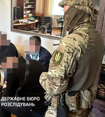 Вымогали взятку в 30 тыс. долларов: мэру и секретарю горсовета на Днепропетровщине сообщили о подозрении