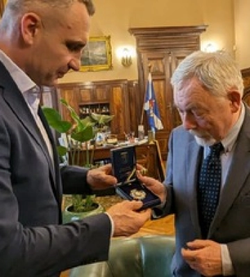 Виталий Кличко вручил мэру Кракова Яцеку Майхровскому знак отличия &quot;За содействие обороне Киева&quot;