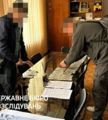 Мера Новомосковська та секретаря міської ради затримали за хабар на будівництво гуртожитка для переселенців