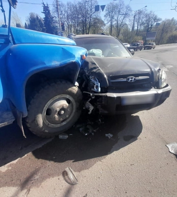 У Сумах зіткнулися вантажівка і легковик