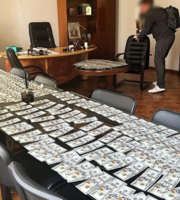 Мера Новомосковська та секретаря міської ради затримали за хабар на будівництво гуртожитка для переселенців