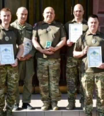Миколаївських вибухотехніків нагородили почесними відзнаками за розмінування вітряка