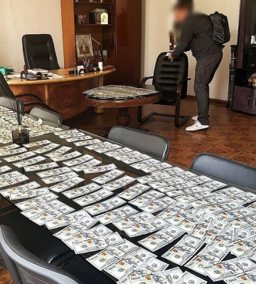 На Дніпропетровщині мера та секретаря міськради викрили на отриманні 30 тисяч доларів хабаря, – Офіс Генпрокурора