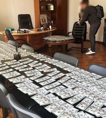 На Дніпропетровщині мера та секретаря міськради викрили на отриманні 30 тисяч доларів хабаря, – Офіс Генпрокурора