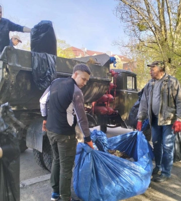 Чиновники у Рівному прибирали сміття (ВІДЕО)