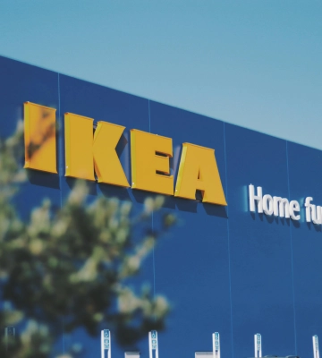 Крупнейший в мире мебельный продавец IKEA заявил, что возобновляет работу в Украине