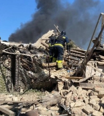 Удар по Липцях: рятувальники локалізували пожежу і шукають людей під завалами