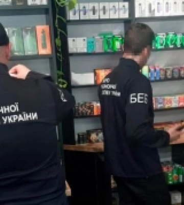 В Ужгороді детективи БЕБ вилучили електронні сигарети без акцизів на 2,5 млн грн