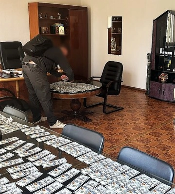 На Дніпропетровщині затримали мера та секретаря ради на хабарі в 30 тисяч доларів