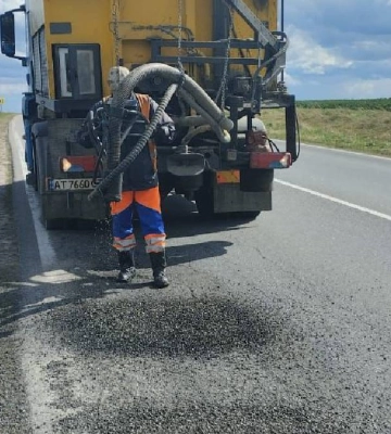 На Франківщині дорожники латають ями