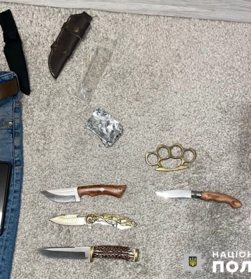 У Києві неповнолітній з ножем напав на дівчину та тяжко її поранив