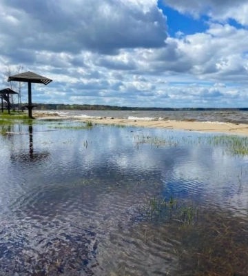 Світязь вийшов з берегів та затопив пляжі. Фото