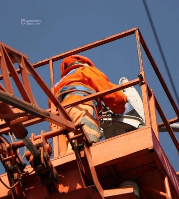 У Дніпрі на проспекті Лесі Українки встановлюють світлодіодні світильники