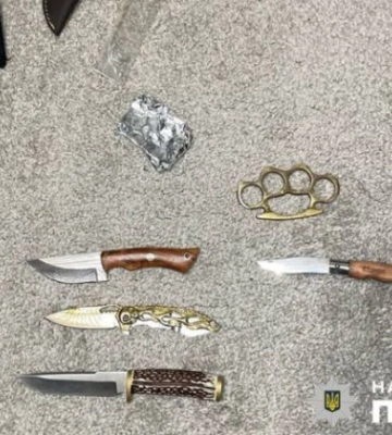 У Києві неповнолітній з ножем напав на дівчину та тяжко її поранив