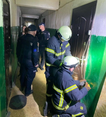 Не відповідав на дзвінки: у Луцьку рятувальники допомогли мамі потрапити в квартиру, де перебував її син