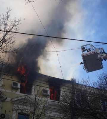 В Одессе произошел масштабный пожар в доме: погиб спасатель