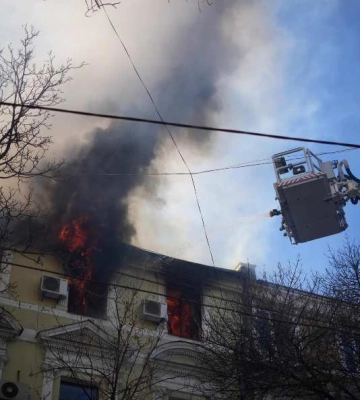 В Одесі спалахнув багатоповерховий будинок, є загиблий