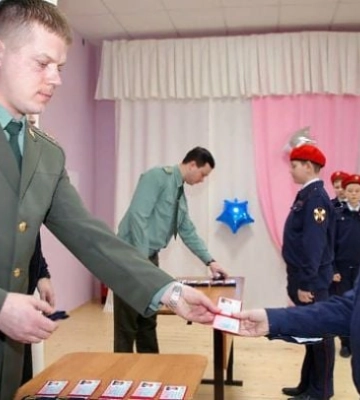 Как в Мелитополе оккупанты перепрошивают мозг школьникам в “кадетских классах росгвардии” и студентам (фото и видео)