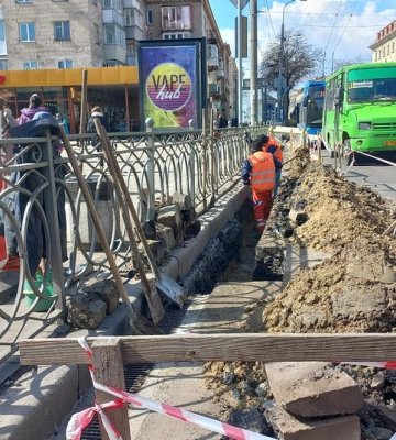 Калюжу на переході в центрі Рівного «висушать» комунальники