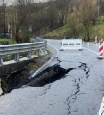 На Рахівщині через зсув ґрунту пошкоджена траса