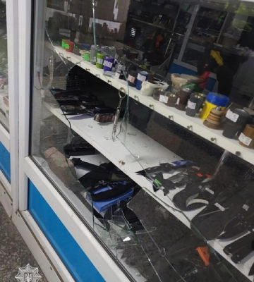 В Одесі п’яний чоловік розтрощив скло крамниці