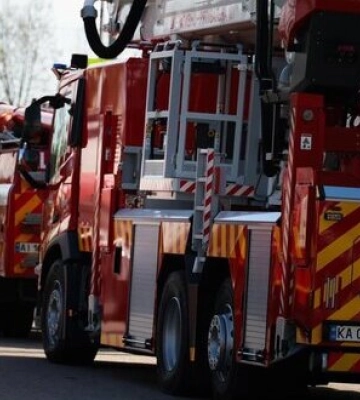 На енергооб’єкті Київщини продовжують ліквідовувати пожежу, яка виникла внаслідок обстрілу. ФОТО