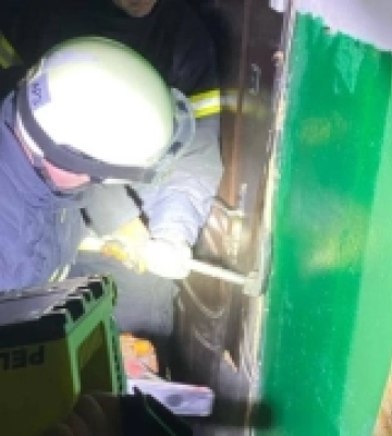 У Луцьку рятувальники виламали двері квартири, в якій дитина не відповідала на мамині дзвінки