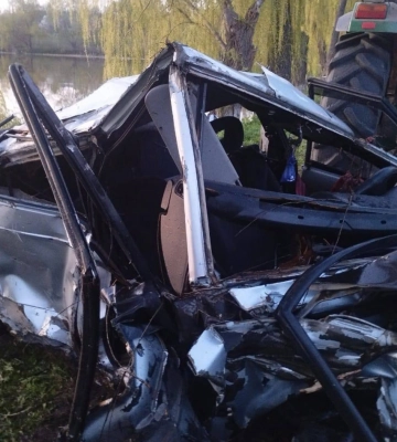 Автомобіль в&#039;їхав у дерево і злетів у воду: на Черкащині в ДТП загинув водій